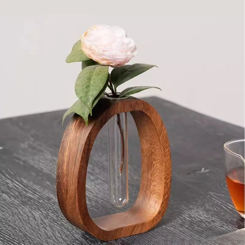 vase fleurs verre transparent bois anthurium plantes table blanche rideaux théière