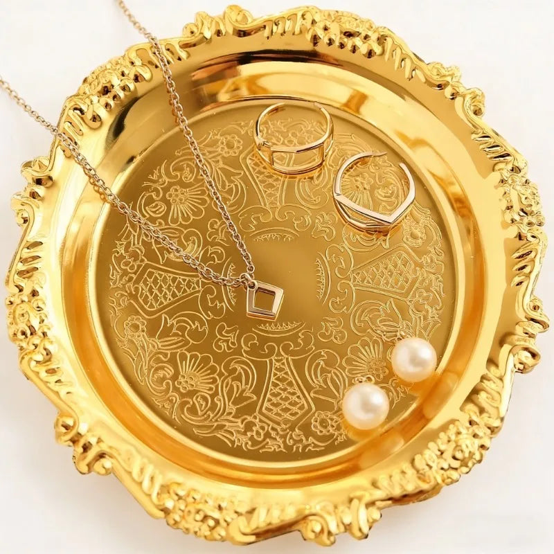 assiettes or argent ornements floraux gravure classique baroque bijoux bracelet boucles doreilles bague collier