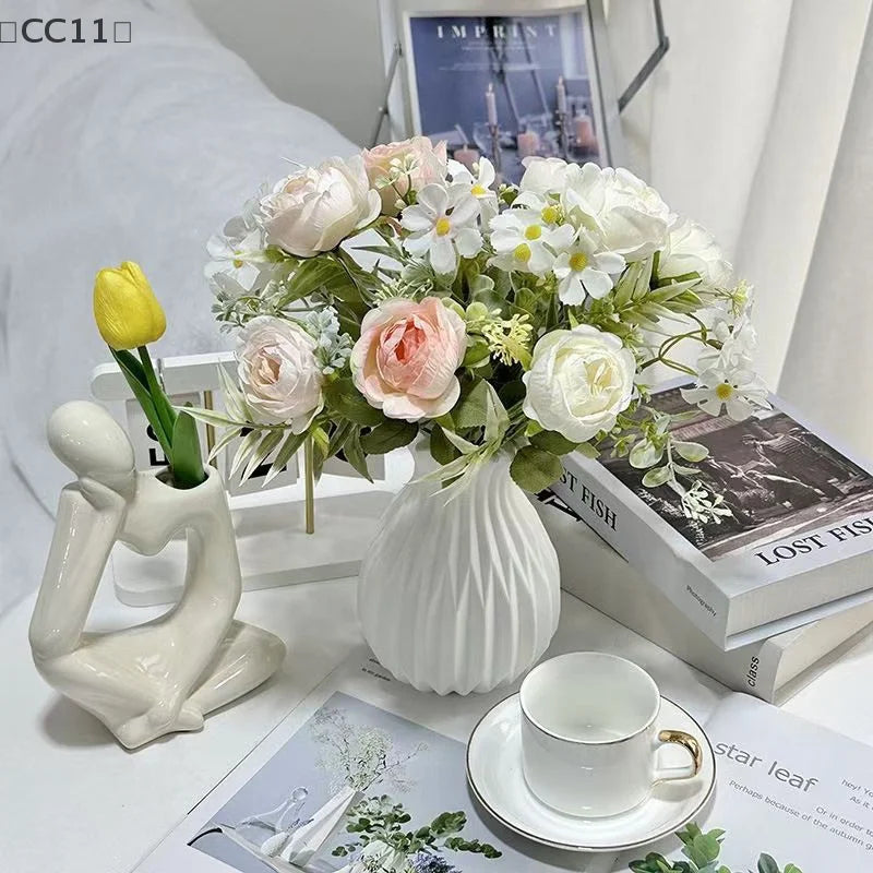 vase blanc moderne rayures verticales décoration intérieure bouquets artificiels salon