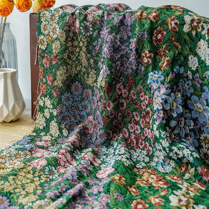 tissu polyester vert motifs floraux complexe opacité totale vintage fleurs feuilles texturé tridimensionnel résistant
