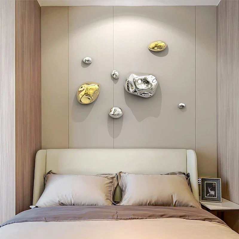 Décoration murale en pierre abstraite de couleur bourgogne dans un intérieur élégant