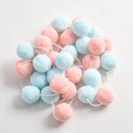 guirlande pompons rose bleu blanc moderne décoration anniversaire enfant velours chambre festive