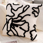 housse coussin décoration moderne motif géométrique brodé noir blanc pompons maison luxe