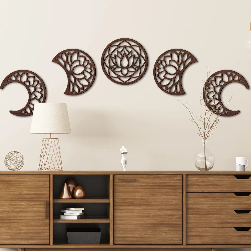 décoration murale bois lune motifs floraux noir marron clair bohème spirituel chambre salon