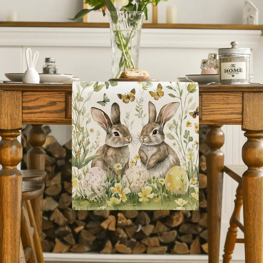 Deux lapins mignons parmi les fleurs et les papillons, sur une toile décorative pour un intérieur chaleureux et printanier.