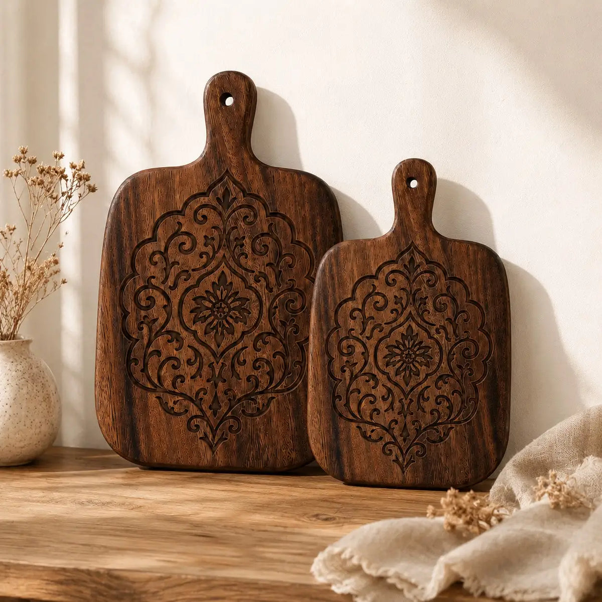 planches découper bois sculpté motifs floraux grande petite tailles fromage viandes fruitsrustique décoration cuisine