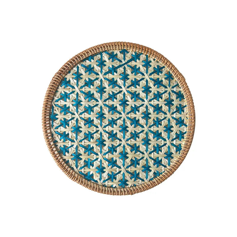 assiettes rotin colorées motifs géométriques naturel vert bleu jaune rouge traditionnel artisanal