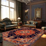 Cette image montre un salon luxueux avec des meubles anciens, des rideaux élégants, un tapis persan coloré et un lustre en cristal, créant une atmosphère chaleureuse et raffinée.