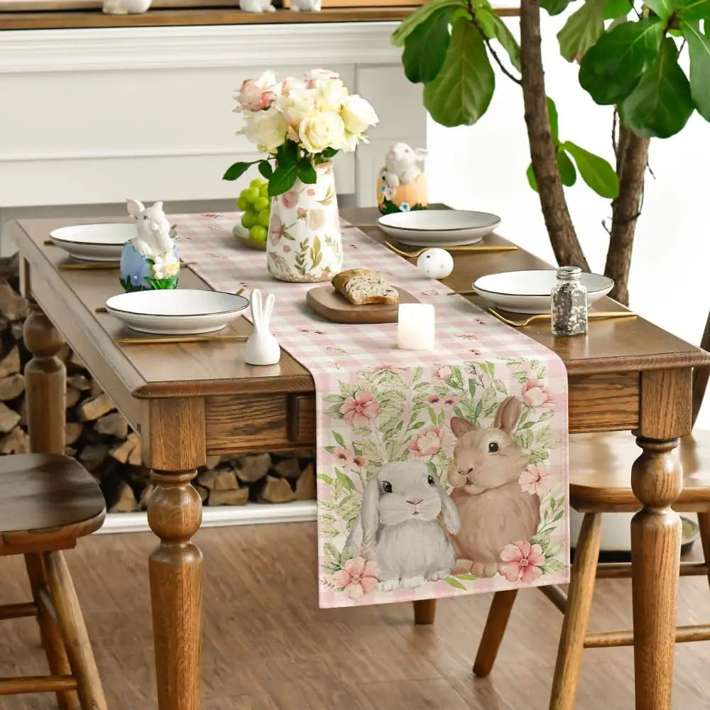 La décoration de cette table chaleureuse et printanière met en scène des lapins mignons entourés de fleurs et de verdure, créant une ambiance bucolique et accueillante.