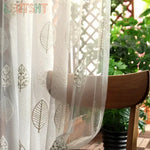 rideau tulle transparent blanc beige motif feuilles stylisées moderne salon chambre fenêtre maison