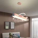 Plafonnier LED avion allumé avec lumière chaude dans un intérieur moderne