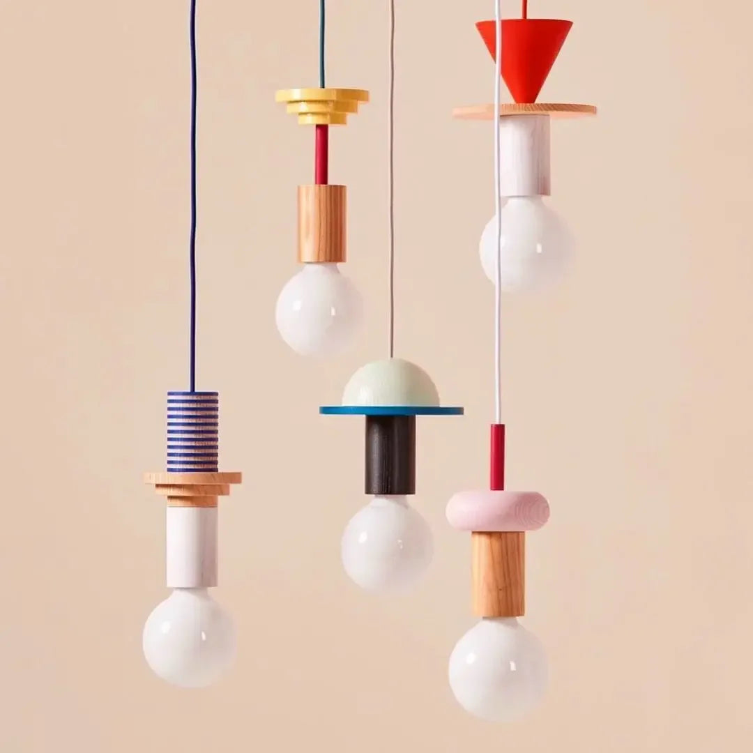 Suspension lumineuse moderne bois naturel rouge beige blanc bleu marron plastique translucide