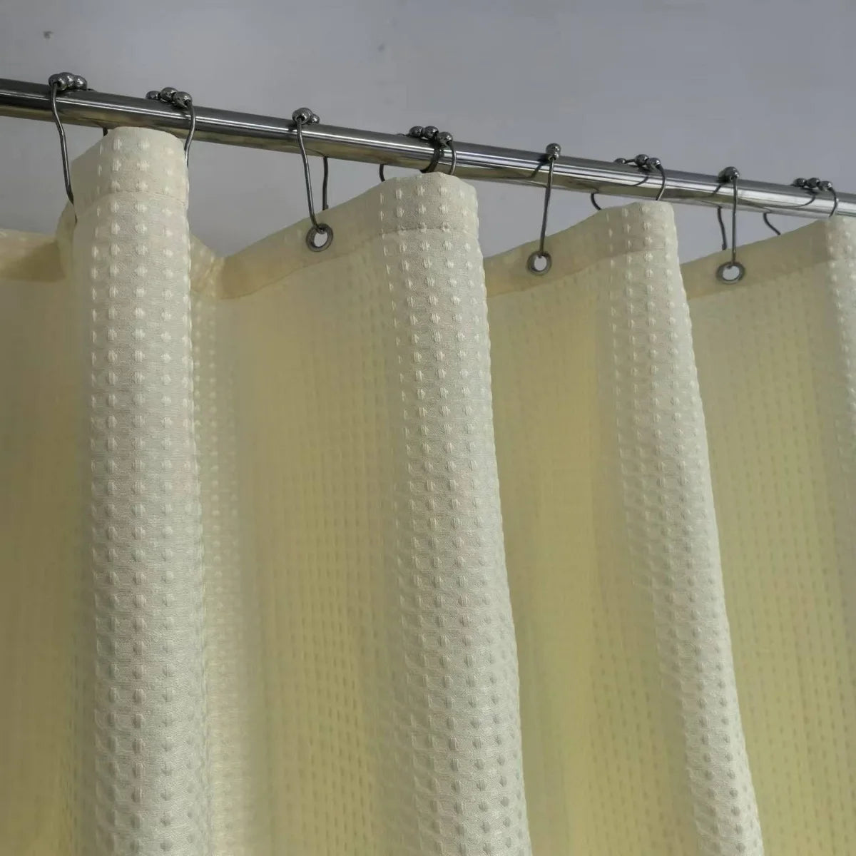 rideau douche blanc texture points moderne anneaux métalliques polyester opacité chambre salle bain