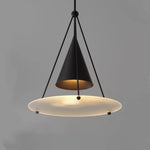 suspension lumineuse moderne conique noir blanc doré diffuseur grille opacité minimaliste chaînes métalliques