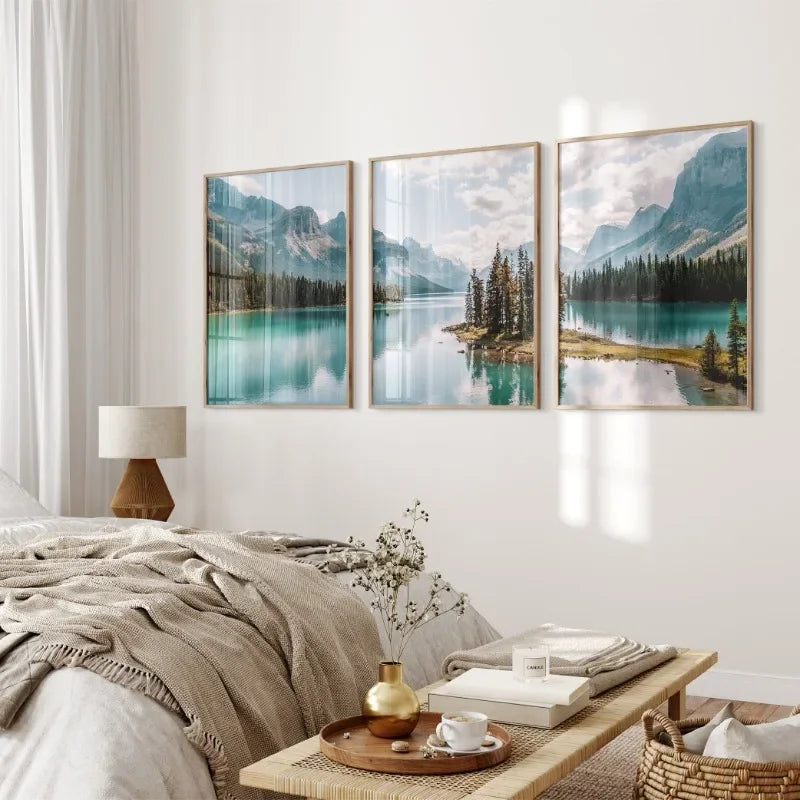 paysage montagneux lac arbres ciel nuageux décoration maison affiche photographie naturelle bleu clair vert