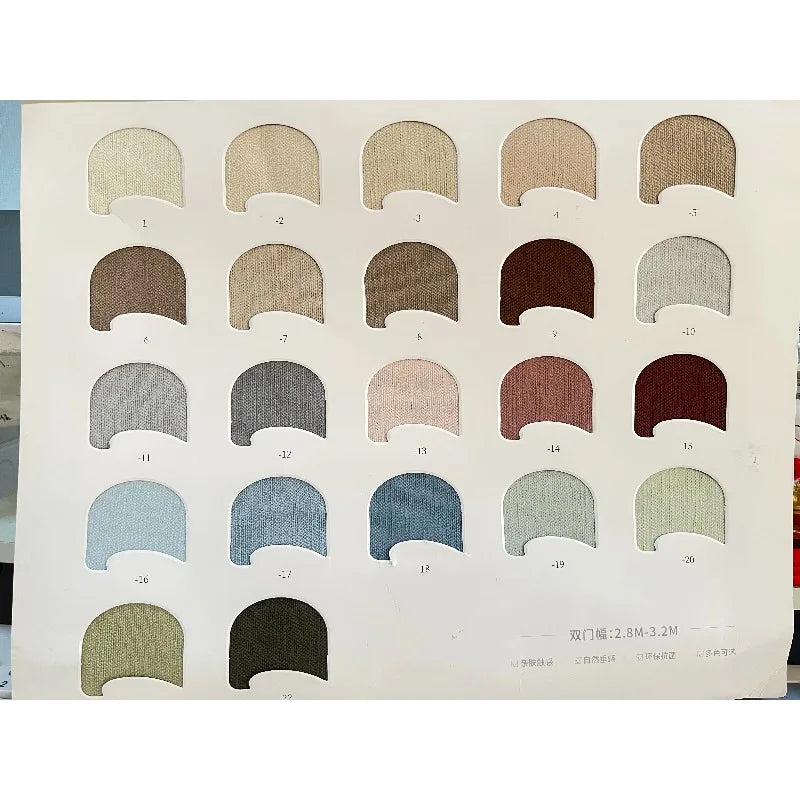 Rideau blanc crème avec installation au plafond dans une chambre