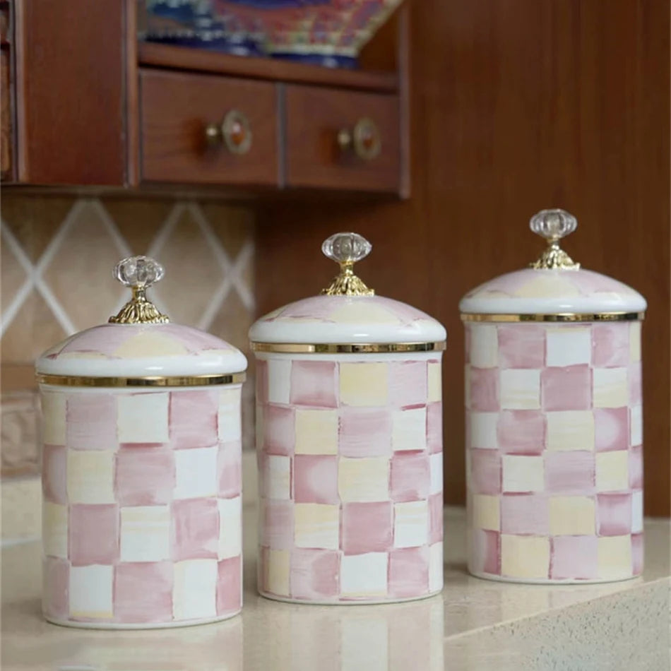 contenants cuisine porcelaine émaillée carreaux géométriques bleu blanc rose classiques