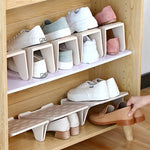 organisateur chaussures étagère rangement minimaliste cintre fer alvéoles circulaires relief blanc beige
