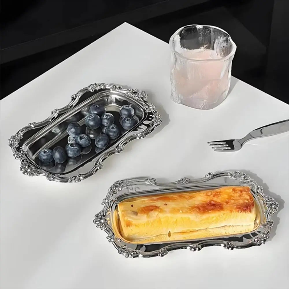 assiettes dessert argentées ornements floraux classiques opalets lisses servir exposers bijoux élégants