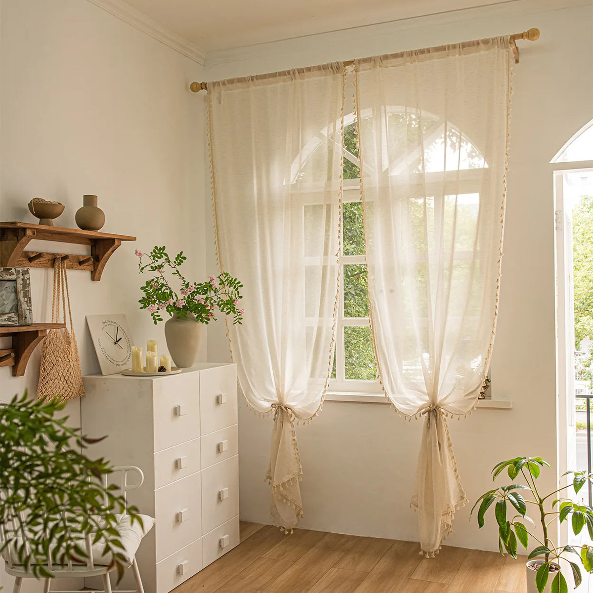 rideau moderne bohème semi transparent beige franges dorées anneaux métalliques intérieur salon chambre