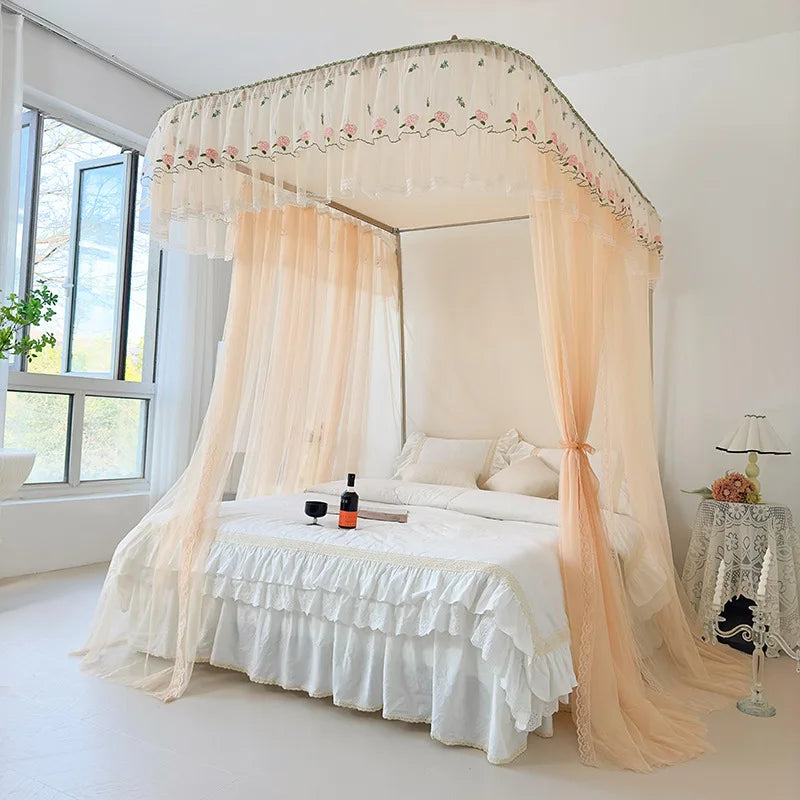 Cette magnifique chambre respire le romantisme avec son lit à baldaquin et ses rideaux délicatement ornés de fleurs.