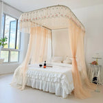 Cette magnifique chambre respire le romantisme avec son lit à baldaquin et ses rideaux délicatement ornés de fleurs.