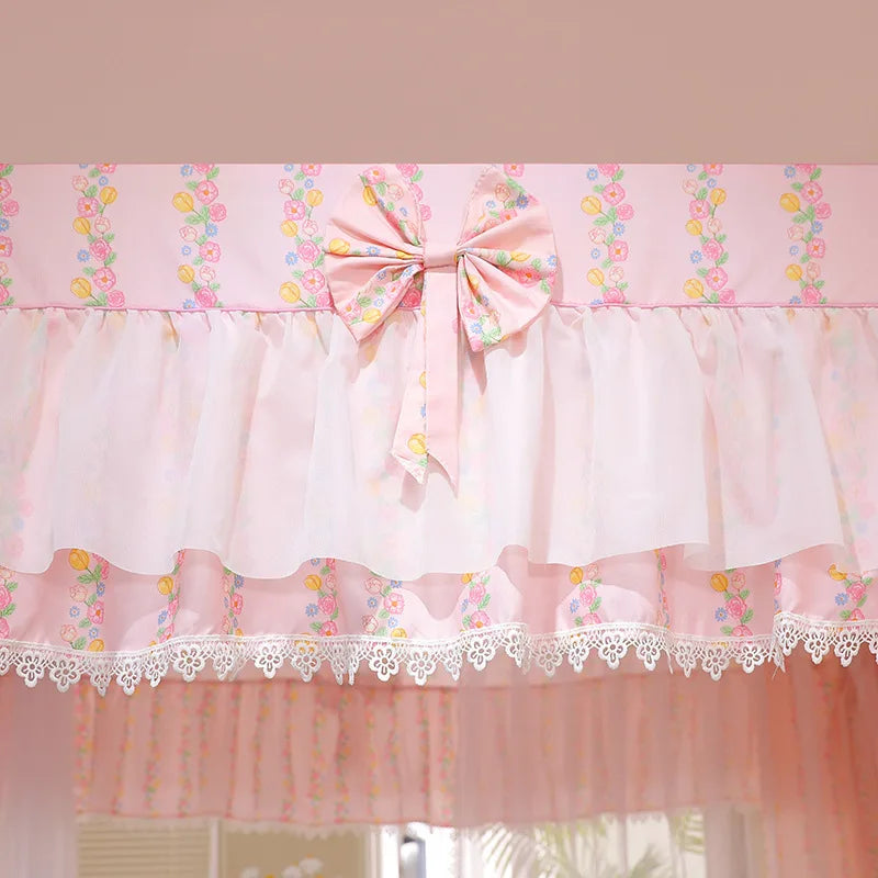 Rideaux roses ornés de motifs floraux et de dentelle blanche, avec un nœud décoratif sur le côté.