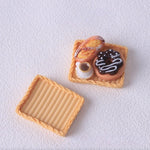 paniers gâteaux miniatures réalistes détaillés marron clair foncé variés tissu paille fruits fleurs