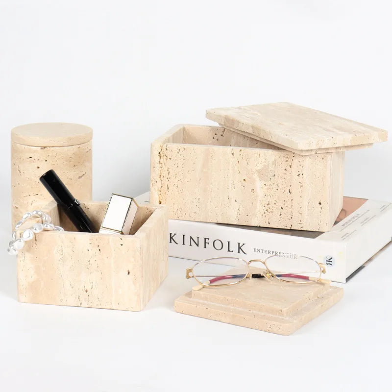 Boîte de rangement en travertin beige sur une commode