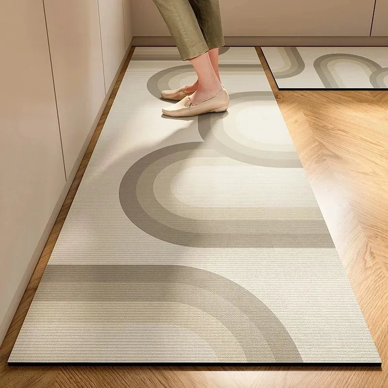 Des formes géométriques modernes et épurées ornent ce tapis, créant une ambiance élégante et contemporaine dans cette pièce.