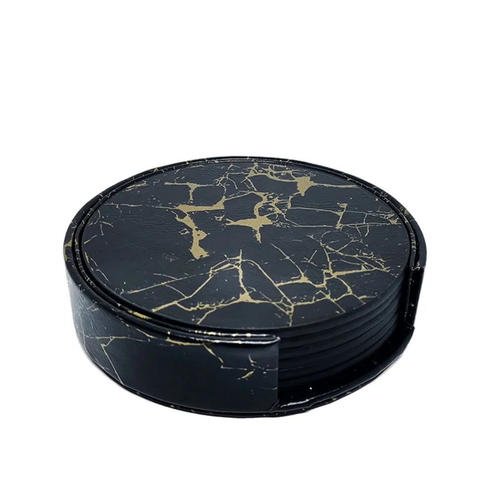 Cet ensemble de sous-verres ronds en verre foncé présente un motif de marbre noir et doré élégant et sophistiqué.