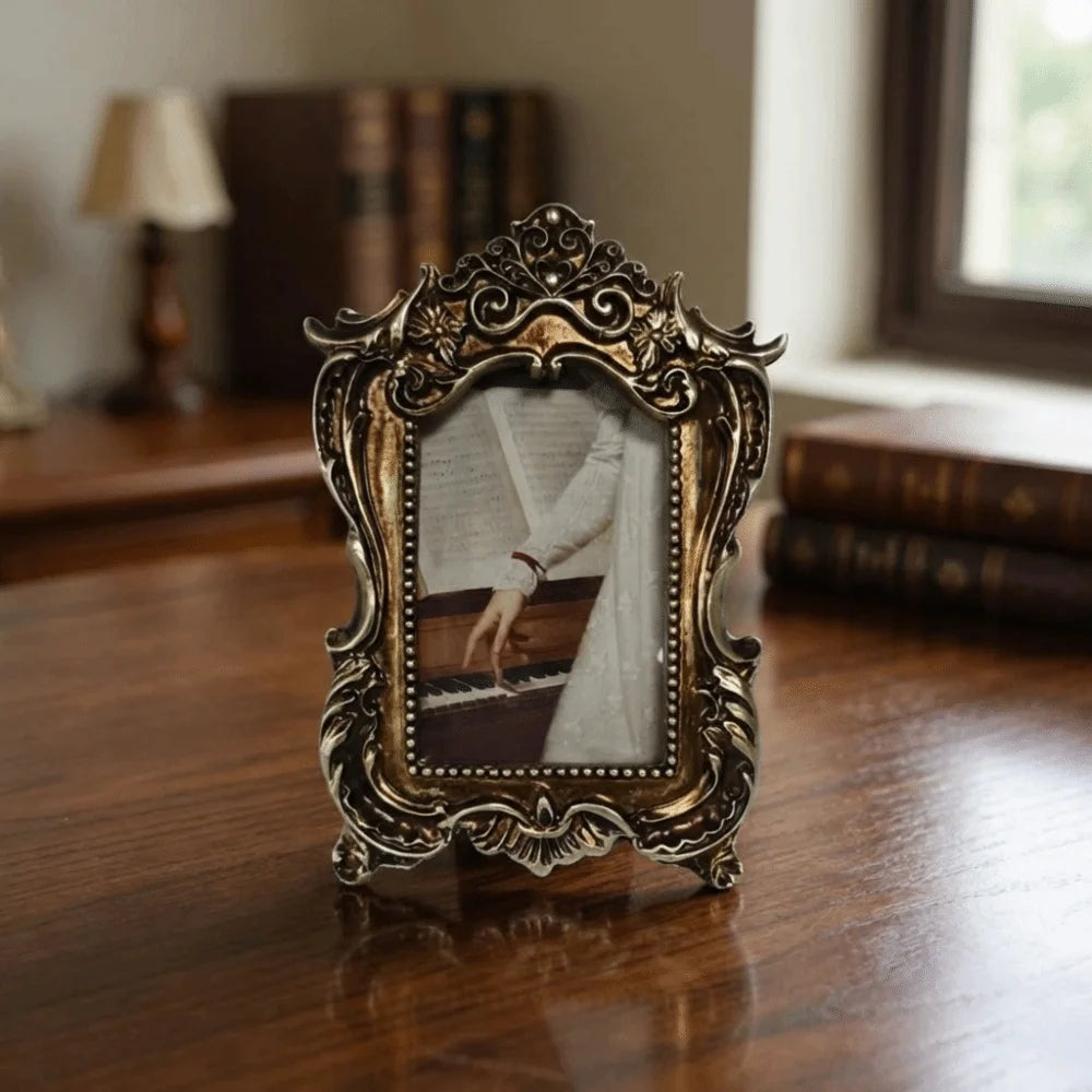 cadre photo vintage baroque or marron décoration florale sculptée aspect vieilliOpaque photo visible support