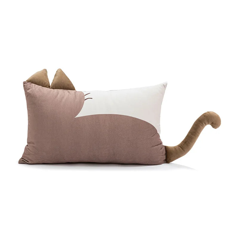 Coussin décoratif en forme de chat aux couleurs beige et marron.