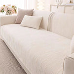 Un canapé moelleux et confortable, avec des coussins texturés et une composition florale élégante, dans un décor lumineux et épuré.