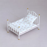 lit miniature fer couverture motifs floraux tapis figurine poupée armoire table valise coussins