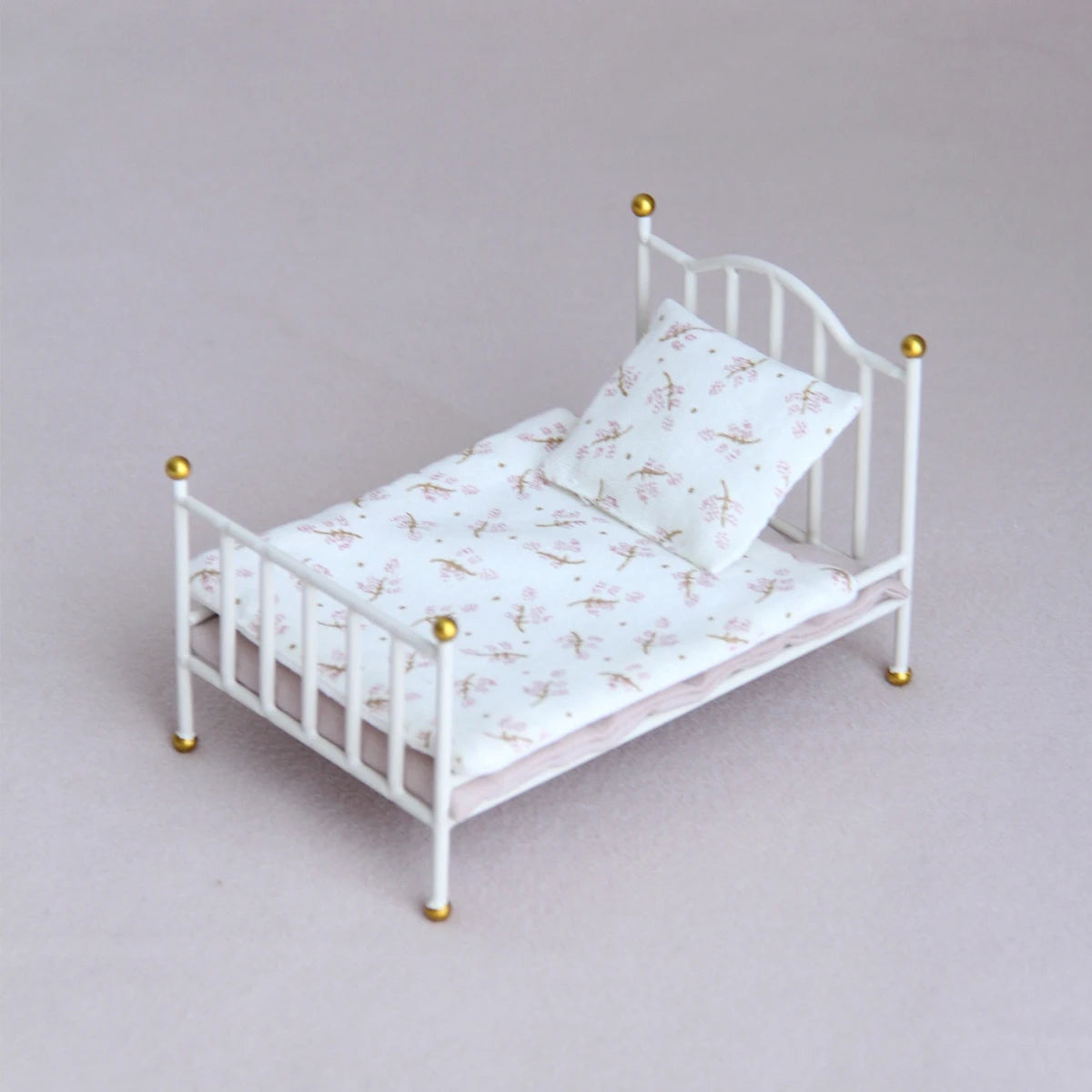 lit miniature fer couverture motifs floraux tapis figurine poupée armoire table valise coussins