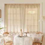 Rideaux élégants de couleur beige pour salon, créant une ambiance cosy et lumineuse. Ces rideaux apportent une touche chaleureuse et accueillante à votre espace de vie. Idéal pour un intérieur raffiné et moderne, offrant intimité tout en laissant passer la lumière naturelle. Parfait pour améliorer le style d'une pièce avec leur design sobre et intemporel.