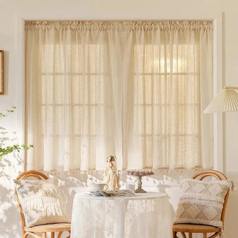 Rideaux élégants de couleur beige pour salon, créant une ambiance cosy et lumineuse. Ces rideaux apportent une touche chaleureuse et accueillante à votre espace de vie. Idéal pour un intérieur raffiné et moderne, offrant intimité tout en laissant passer la lumière naturelle. Parfait pour améliorer le style d'une pièce avec leur design sobre et intemporel.