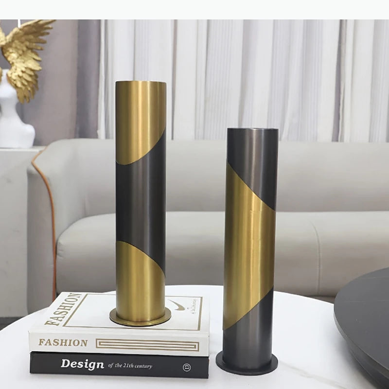vase decoratif moderne noir doré geometrique arrangement fleurs table minimalistebranches feuilles rougeOpaque matelasse