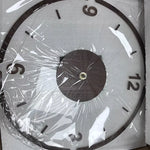 horloge murale bois marron clair minimaliste moderne salon quartz aiguille semi transparent déco chambre