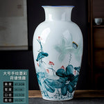 Vase orné de délicates fleurs et insectes peints, créant une scène naturelle et paisible.