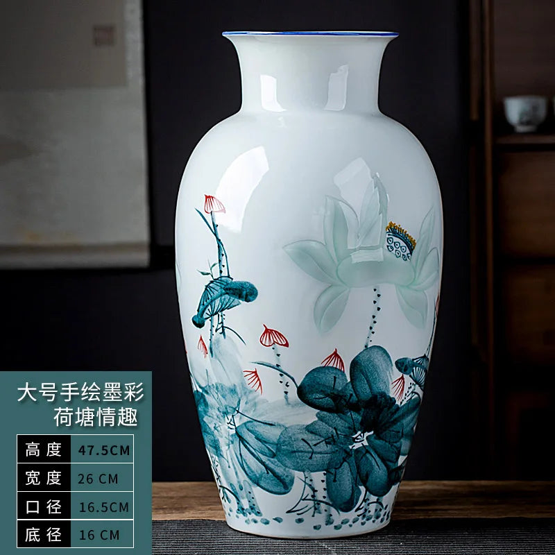 Vase orné de délicates fleurs et insectes peints, créant une scène naturelle et paisible.