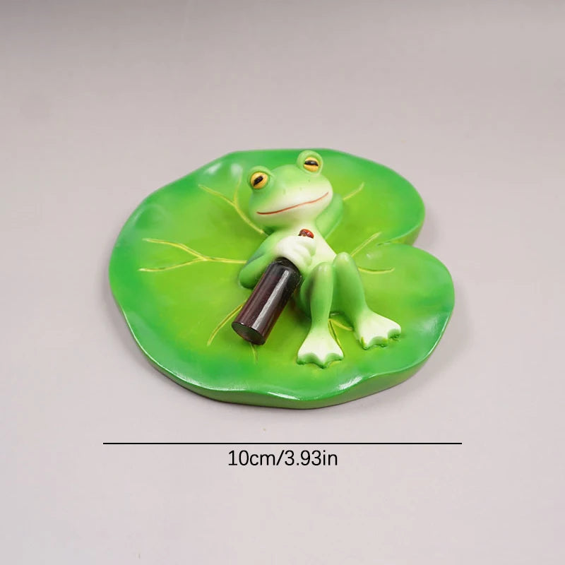 statuette grenouille peinte résine chapeau sorcière verte rouge bleue points noirs contemporaine extérieure ornement