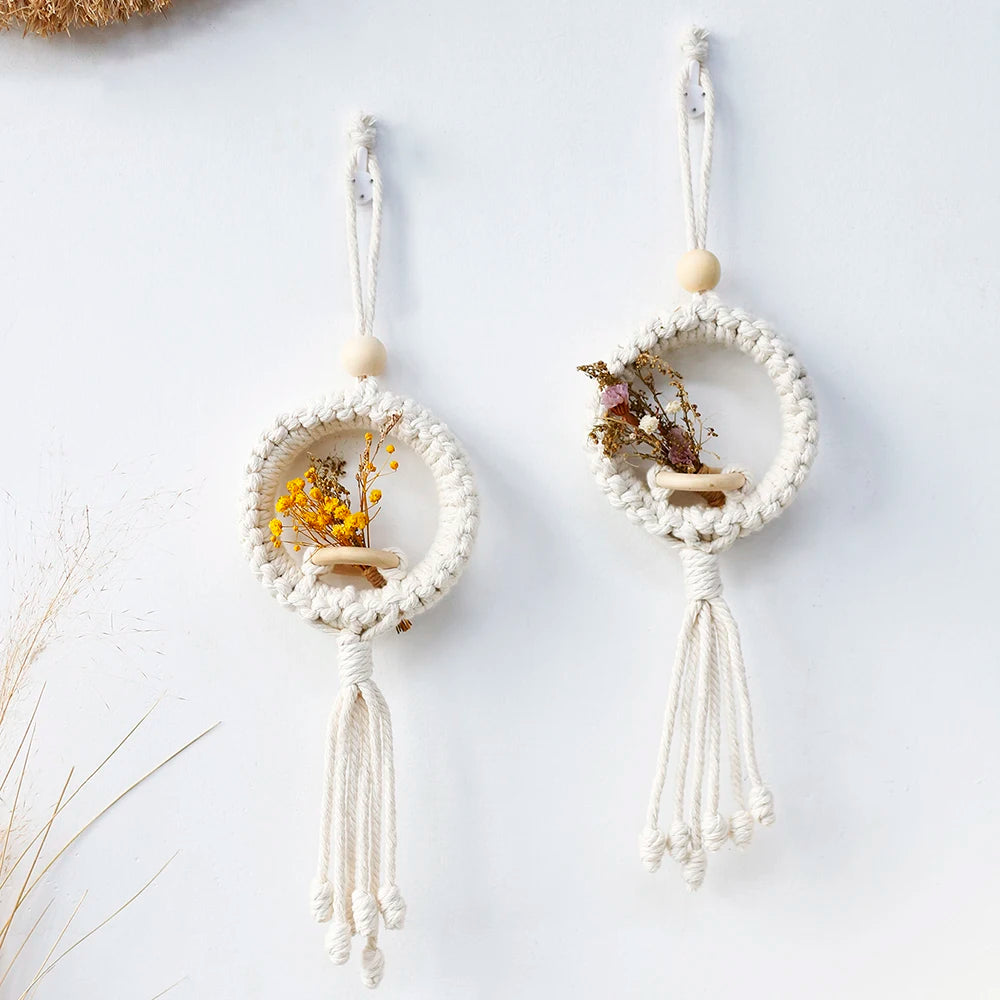 Porte-plante en macramé blanc sur un balcon avec vue extérieure
