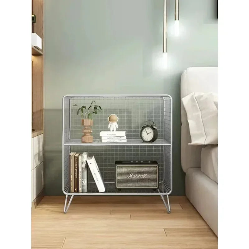 étagère moderne or gris métal maille trois niveaux livres plantes horloge lampe panier