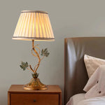 lampe table classique abat jour rayé beige ornement métal doré feuilles vertes interrupteur câble