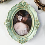 cadre photo ovale vintage portraits anciens relief floral verre transparent or vieilli posé accroché