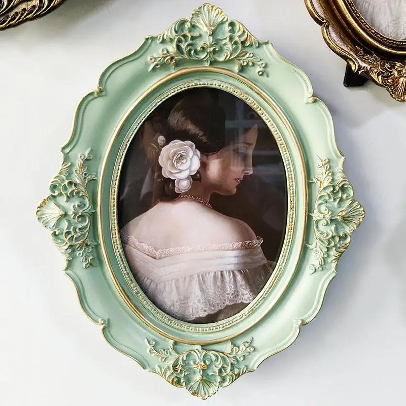 cadre photo ovale vintage portraits anciens relief floral verre transparent or vieilli posé accroché