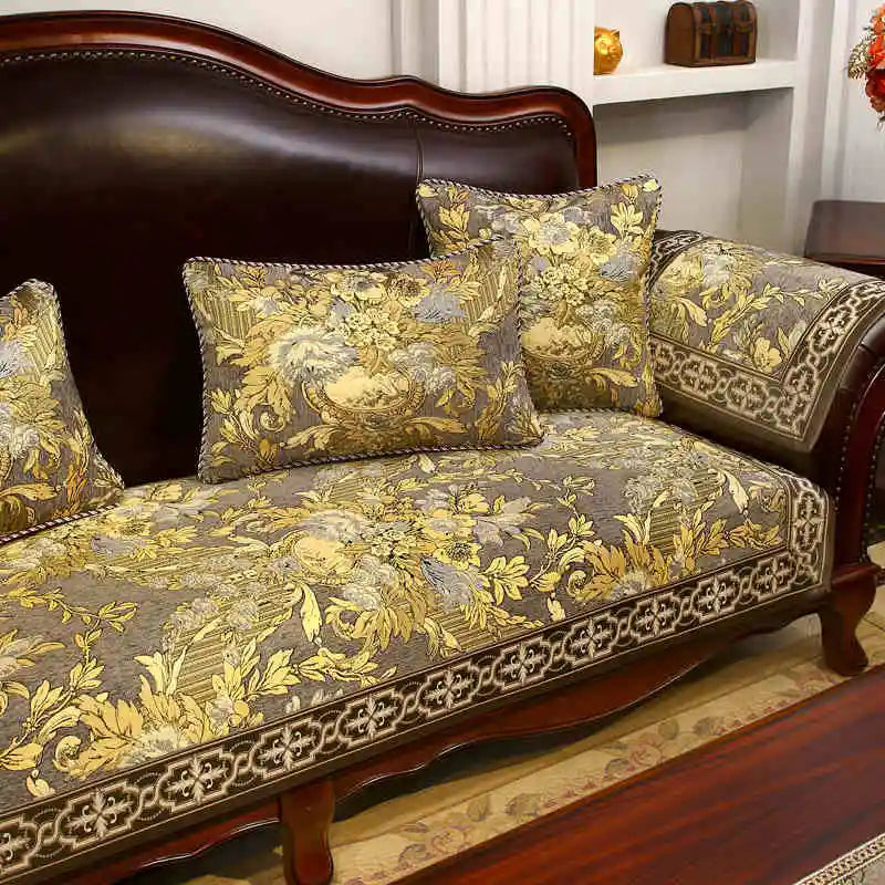 Un canapé vintage en bois foncé avec des coussins dorés et motifs floraux, placé dans un intérieur élégant avec des éléments décoratifs.