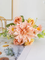 décoration mariage bouquet fleurs artificielles roses dahlias hortensias intérieur romantique champêtre